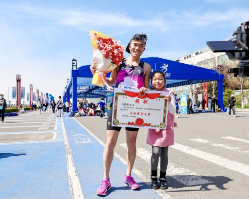 爸爸跑青马、女儿送红花，海尔青马上演温馨一幕